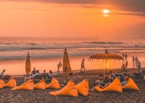 Wisata Seminyak di Pantai Bali saat matahari terbenam